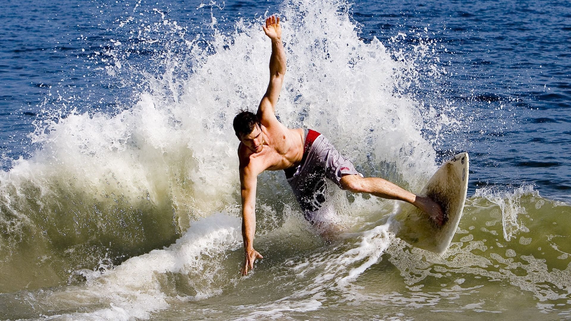 澳大利亚接力队赛后感谢团队支持与鼓励，澳大利亚女子游泳接力队员